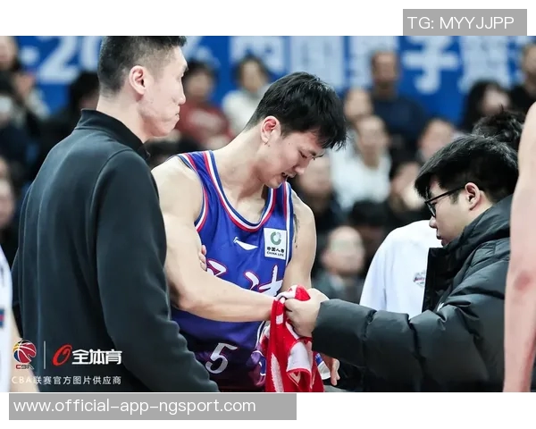 赖俊豪因头撞广告牌伤退媒体人呼吁取消场边广告牌保护运动员安全