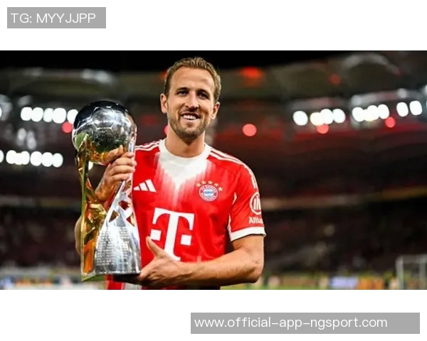 拜仁官方发布凯恩与球队高层合影庆祝其职业生涯500球里程碑